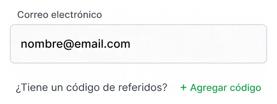 Formulario de registro de XTB con la línea «¿Tiene un código de referidos?» y el enlace verde «+ Agregar código»