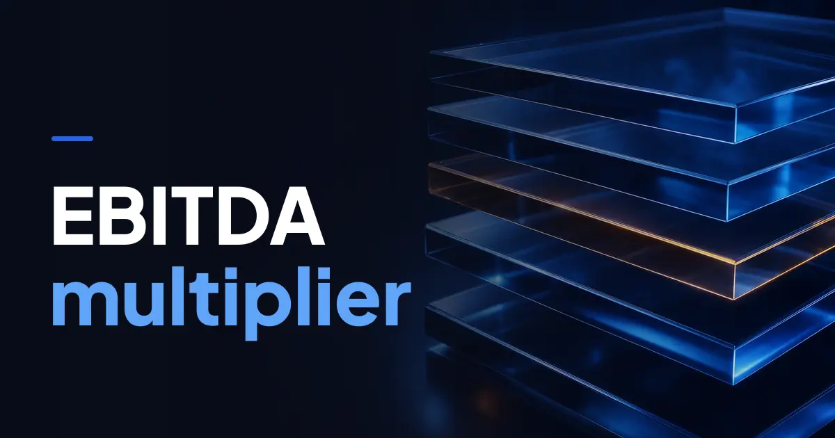 Imagine de deschidere întunecată cu textul EBITDA multiplier peste mai multe plăci de sticlă transparente, așezate în straturi.