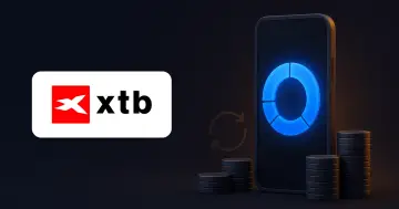 Logo brokera XTB na tmavomodré kartě, ilustrace k přestavbě Investičních plánů