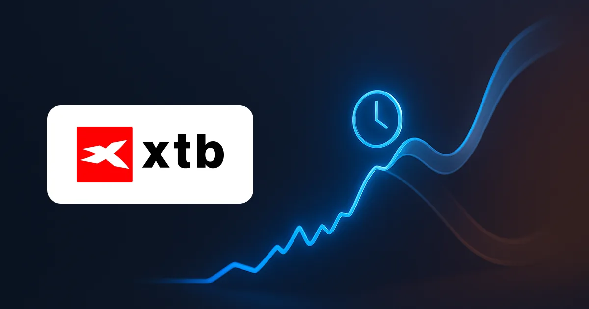 Logo brokera XTB na tmavomodré kartě, ilustrace k nabídce opcí