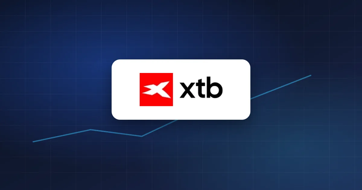 Logo brokera XTB na tmavomodré kartě se stoupající linkou, ilustrace k předběžným pololetním výsledkům