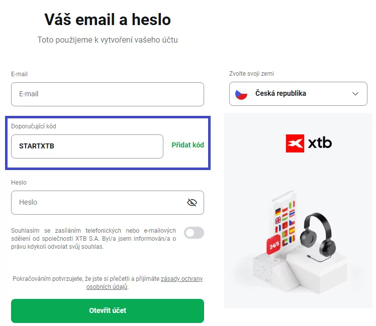 Desktop registrace XTB — úvodní obrazovka s polem pro e-mail, heslo, výběrem země a odkazem Přidat referenční kód